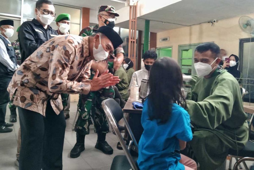 Salah satu penerima vaksin usia anak disemangati Menko PMK saat disuntik. (jaz) - Menko PMK Kunjungi Vaksinasi Booster, Apresiasi Antar-Jemput Lansia dan Difabel