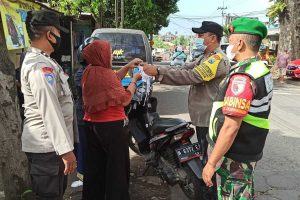 Salah satu pengendara tidak prokes, dihentikan dan diberi masker. (ist) - Tim Pamor Keris Kedungkandang Sasar Pengendara Tak Prokes