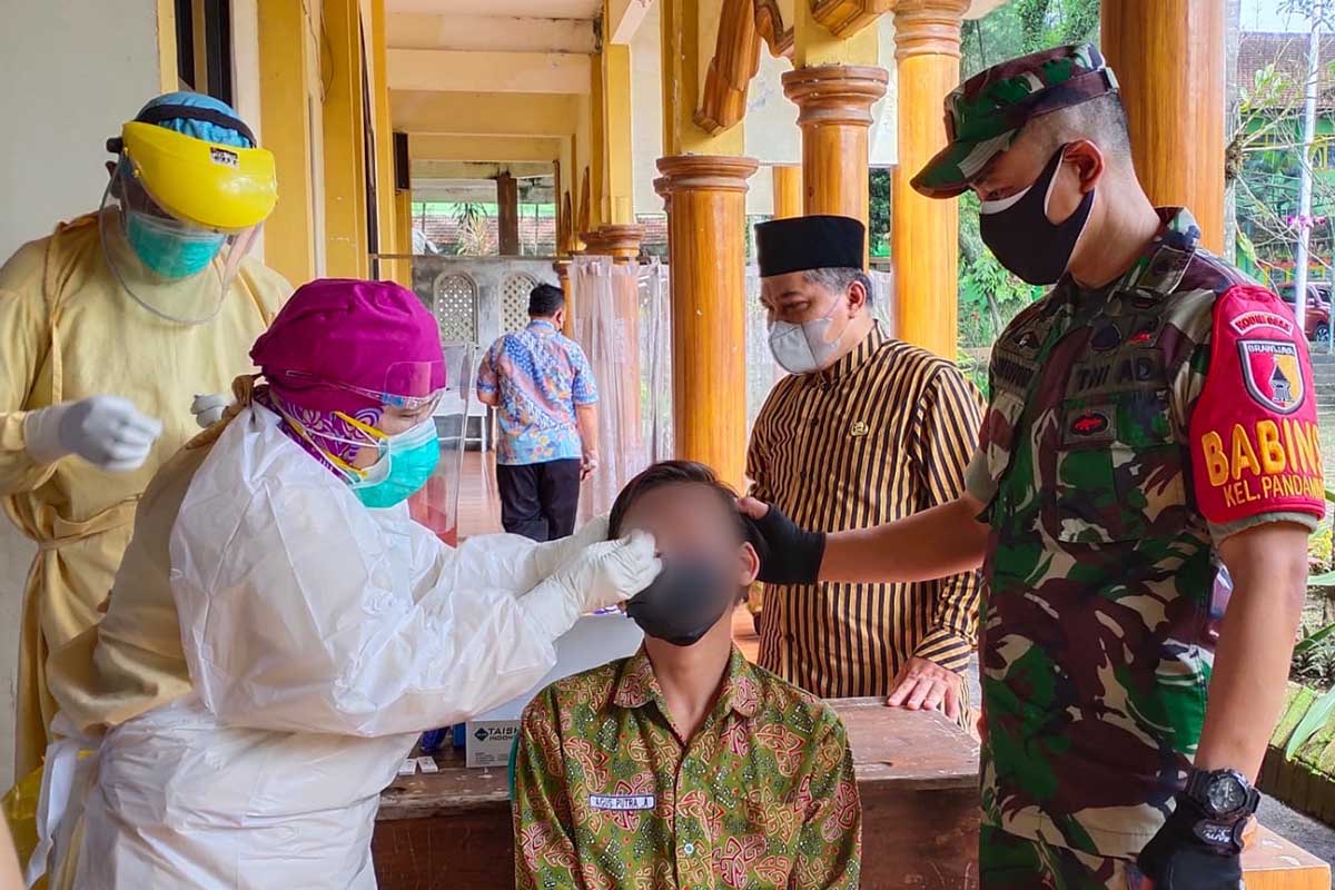 Salah satu siswa SMPN 14 Malang diswab. (ist) - Puluhan Siswa SMPN 14 Malang Swab Massal