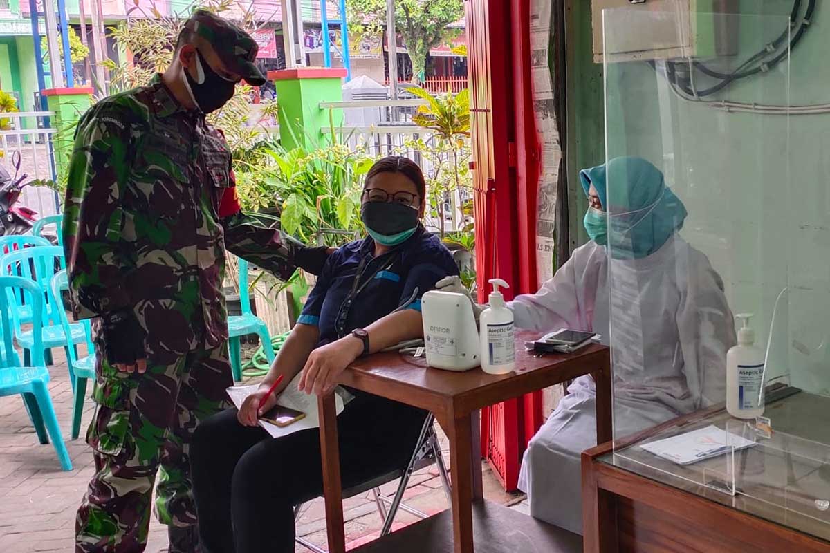 Salah satu warga Pandanwangi menerima vaksin booster. (ist) - 59 Warga Pandanwangi Terima Vaksin Booster