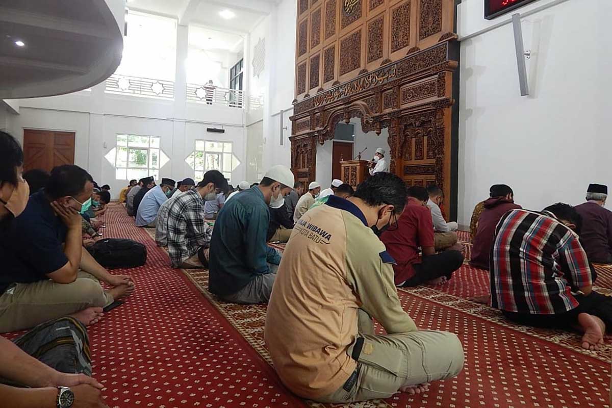 Salat Jumat di Masjid Brigjen Sugiyono, Pemkot Batu. (ws3) - Covid-19 di Batu Tembus 240, Takmir Masjid Kawal Prokes Salat Jumat