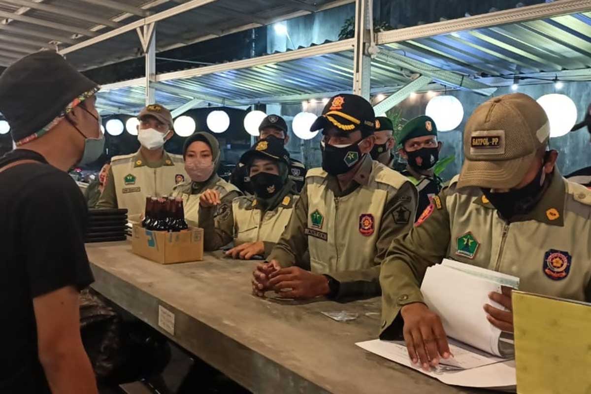 Satpol PP dan tim gabungan berikan tindakan. (ist) - Operasi Gabungan Menyisir Kawasan Kerumunan Sabtu Malam Hingga Minggu Dini Hari