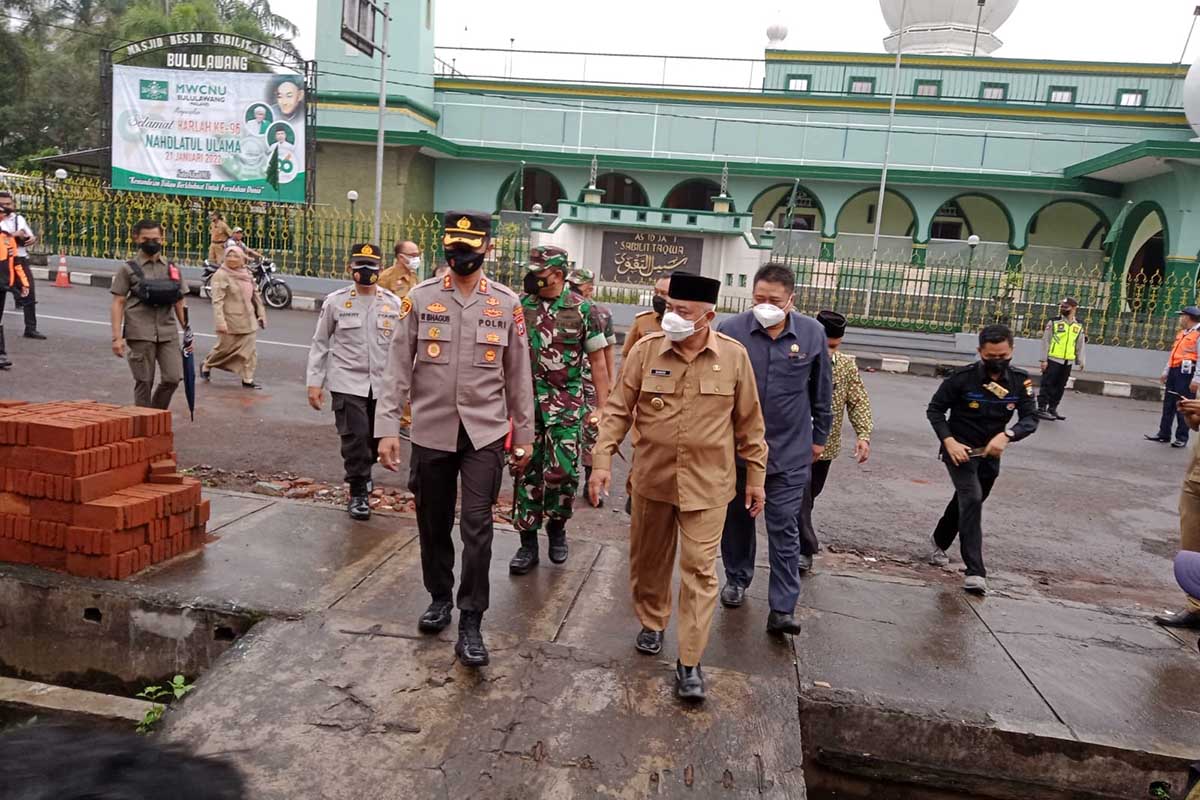 Bupati Malang, HM Sanusi melakukan peletakan batu pertama pada perbaikan kios di Pasar Bululawang paska kebakaran, Senin (14/2/2022). (bob) - Sebelum Ramadan, Perbaikan Pasar Bululawang Ditargetkan Rampung
