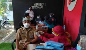 Sekretaris Dinas PU Pengairan Banyuwangi Riza Al Fahroby ketika di suntik vaksin  booster. (Ist) - Cegah Penyebaran Omicorn, DPU Pengairan Banyuwangi Perketat Prokes dan Gencarkan Vaksinasi