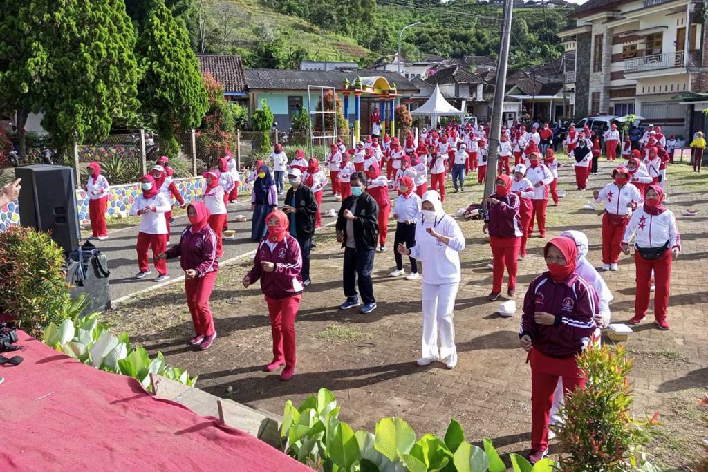 Senam jantung sehat di Desa Gunungsari, Kecamatan Bumiaji, Kota Batu. (ws3) - Hadapi Omicron, Wali Kota Batu Minta Warganya Tingkatkan Olahraga Senam