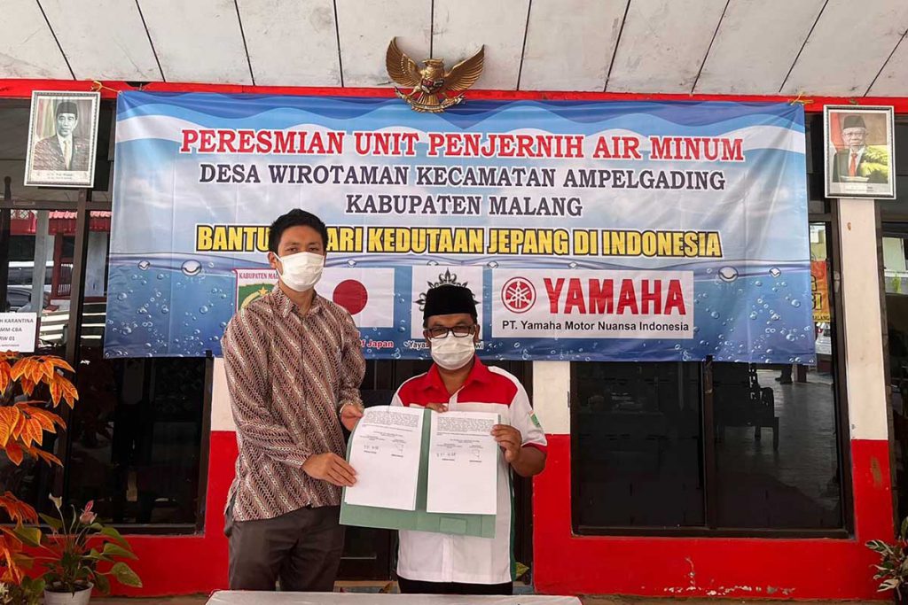 Serah terima aset unit penjernih air dari Pemerintah Jepang kepada Kades Wirotaman. (ws5) - Pemkab Malang Resmikan Penjernih Air Minum Desa Wirotaman, Hibah Pemerintah Jepang