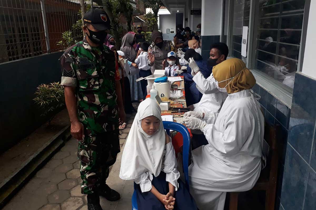 Siswa MI Raden Fatah tertib mengikuti vaksin anak. (ist) - Ratusan Siswa MI Raden Fatah Ikut Vaksinasi Anak
