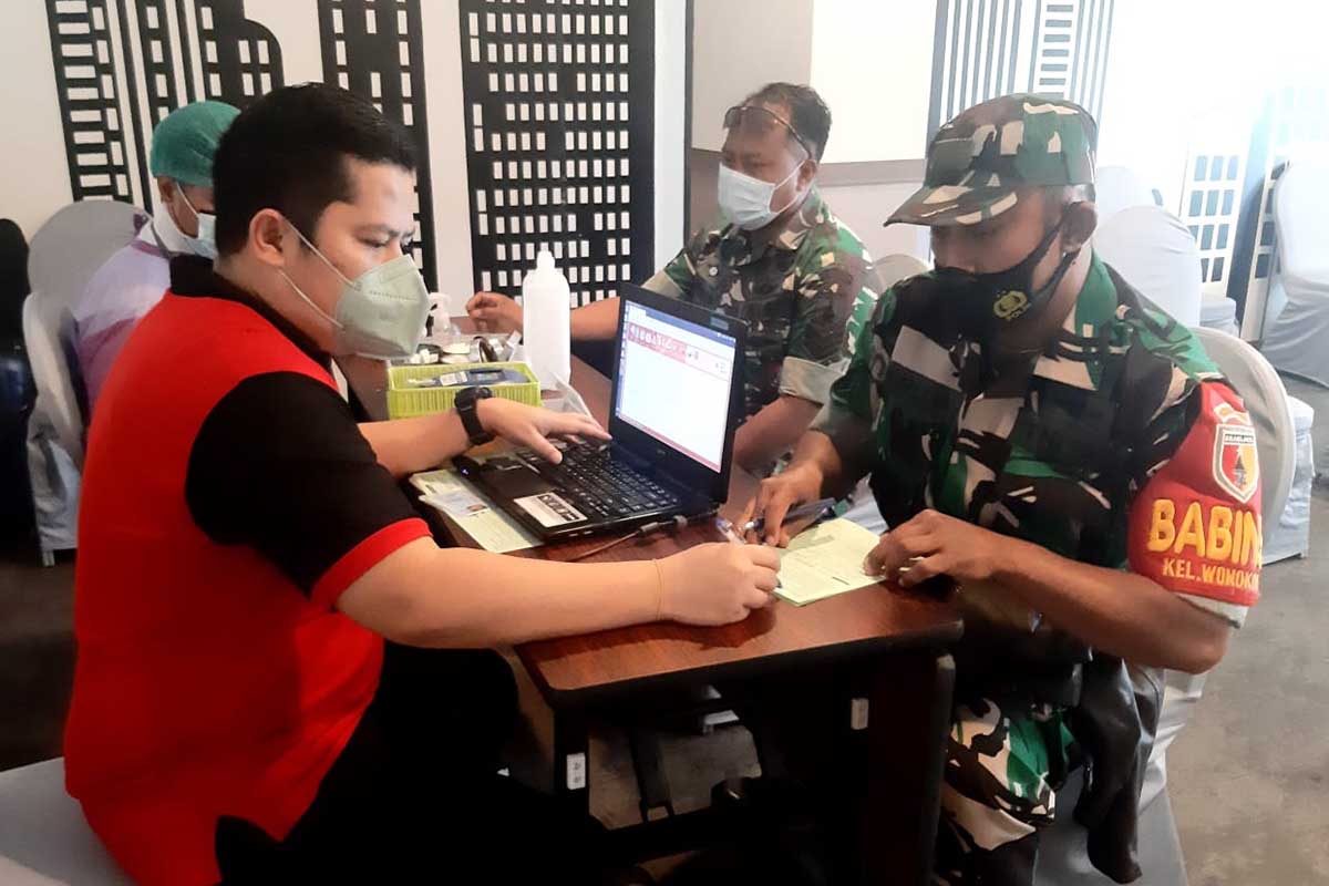 Skrining kesehatan sebelum donor darah. (ist) - Fave Hotel Gelar Donor Darah Bagi Sesama