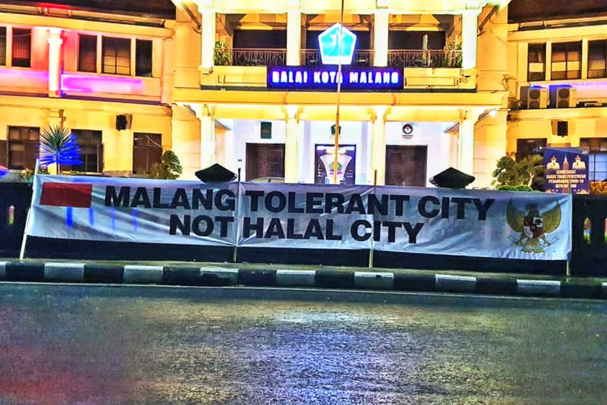 Spanduk aksi oknum menolak diksi 'Malang City Halal' di depan Balaikota Malang. (ist) - FKUB Sebut Malang Halal Tak Hanya Merujuk Satu Agama