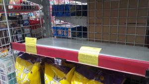 Stok minyak goreng kosong di salah satu toko ritel modern di Kecamatan Kepanjen Kabupaten Malang, Kamis (10/2/2022). (bob) - Panic Buying Berakibat Minyak Goreng di Kabupaten Malang Masih Langka