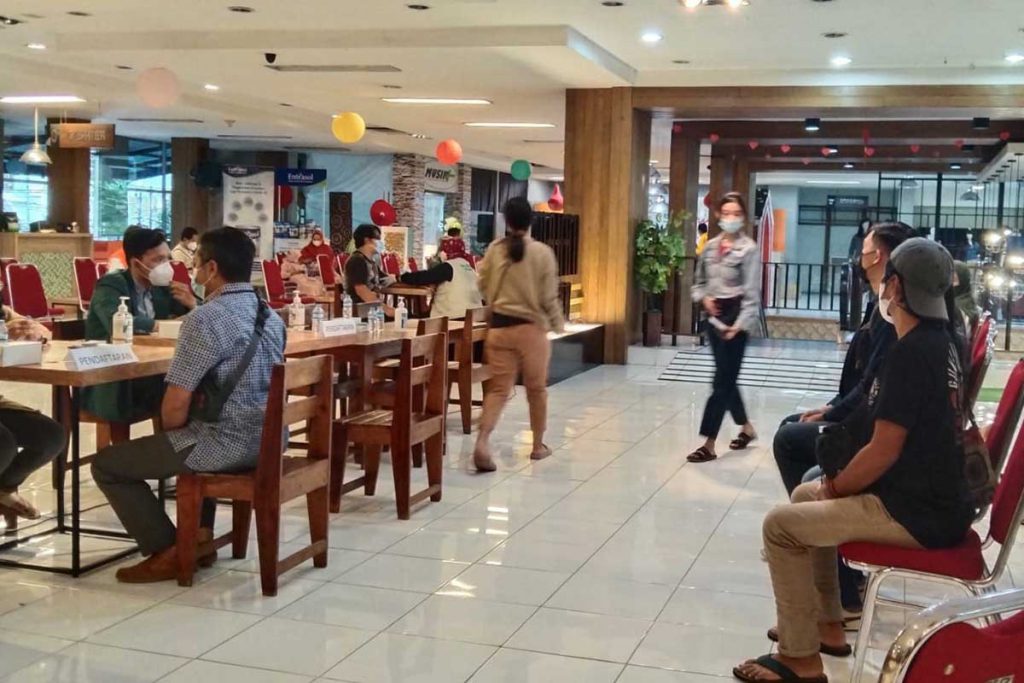 Suasana Mall Sarinah lantai II untuk proses vaksinasi. (jaz) - Menko PMK Apresiasi Beberapa Stakeholder Gelar Vaksinasi di Pusat Perbelanjaan