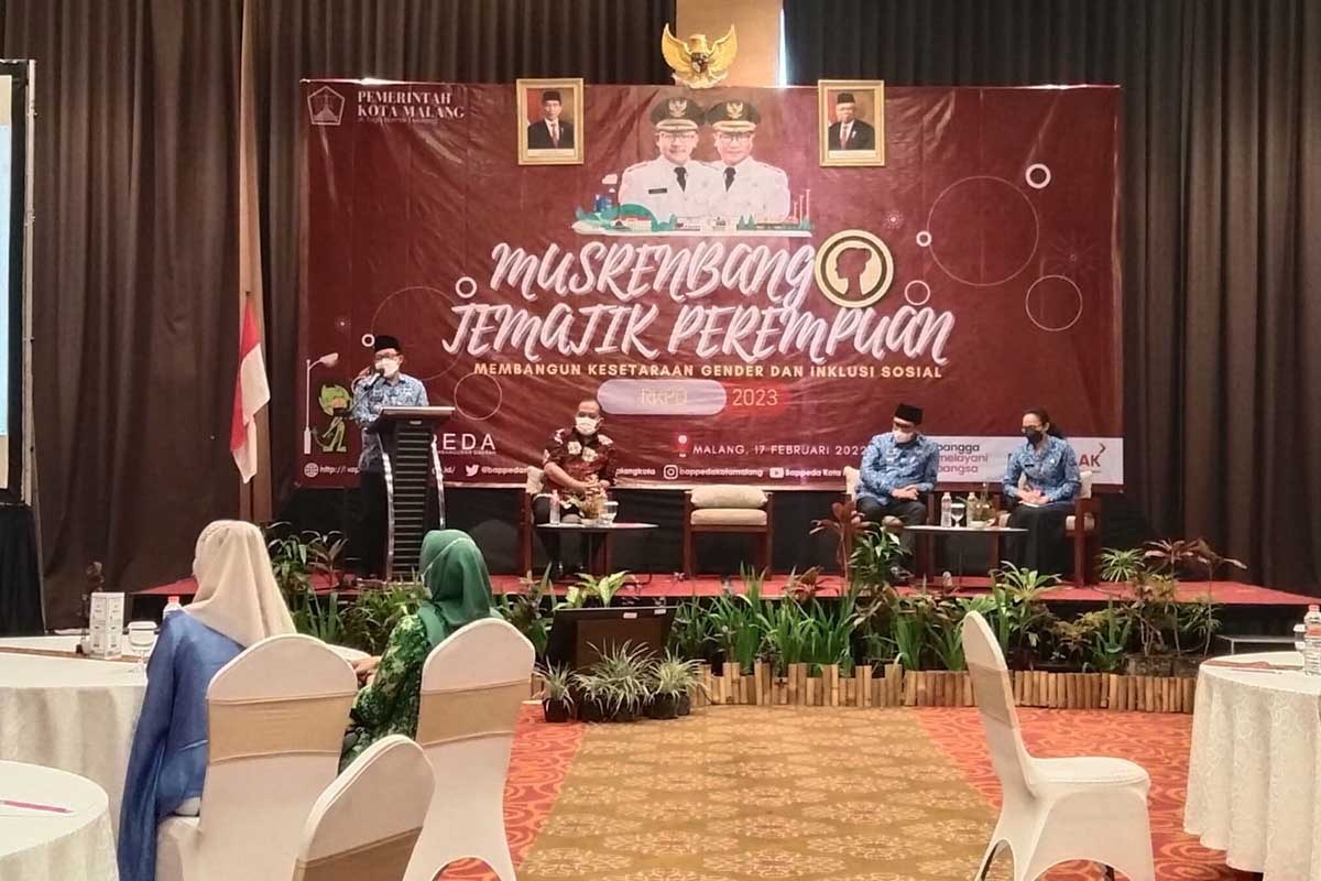 Sutiaji membuka acara 'Musrenbang Tematik Perempuan Membangun Kesetaraan Gender dan Inklusi Sosial'. (jaz) - Indeks Pemberdayaan Gender Naik, Sutiaji Tetap Cegah KDRT