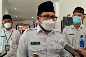 Sutiaji menjelaskan update kasus Covid-19 di Kota Malang. (jaz) - Kasus Terkonfirmasi Turun Peringkat Dua se-Jatim, Kota Malang Upayakan Kesembuhan