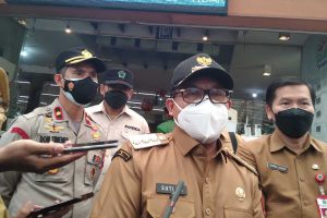 Sutiaji merespon pria diduga postif covid-19 yang plesiran. (jaz) - Pasien Covid-19 Pelanggar UU Karantina Kesehatan Plesiran di Malang Dipanggil