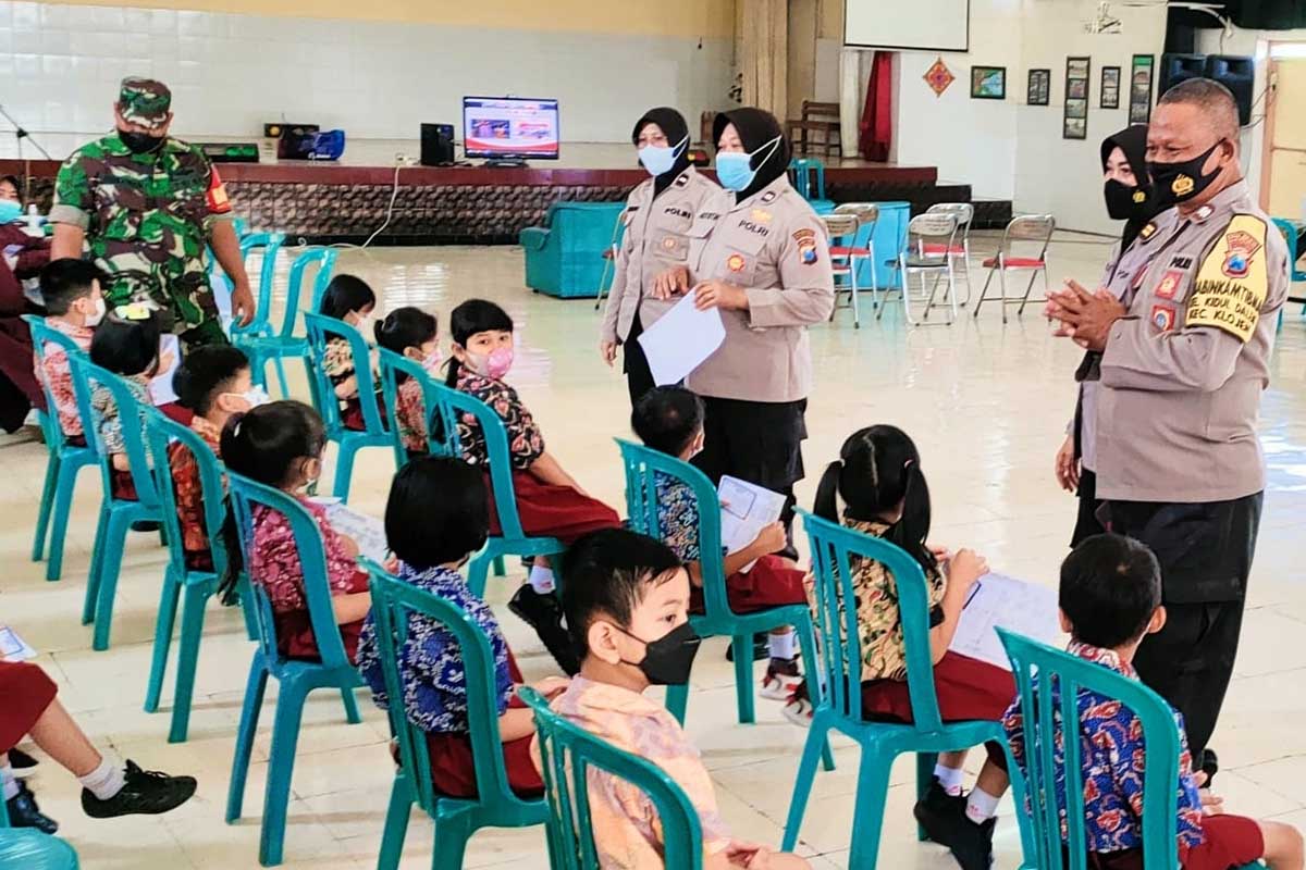 TERTIB: Antrian vaksinasi anak siswa SDN Taman Harapan. (ist) - 195 Siswa SDN Taman Harapan Terima Vaksin Anak