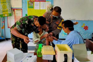 TNI-POLRI menyemangati salah satu siswa SD, agar tidak takut disuntik vaksin. (ist) - Vaksinasi Anak Sasar SDN Purwantoro 3 dan SD Muhammadiyah 4 Tasikmadu