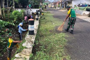 TNI-Rakyat bersihkan selokan dan jalan poros Wonokoyo. (ist) - Karya Bakti TNI-Rakyat Bersihkan Selokan dan Jalan Poros Wonokoyo