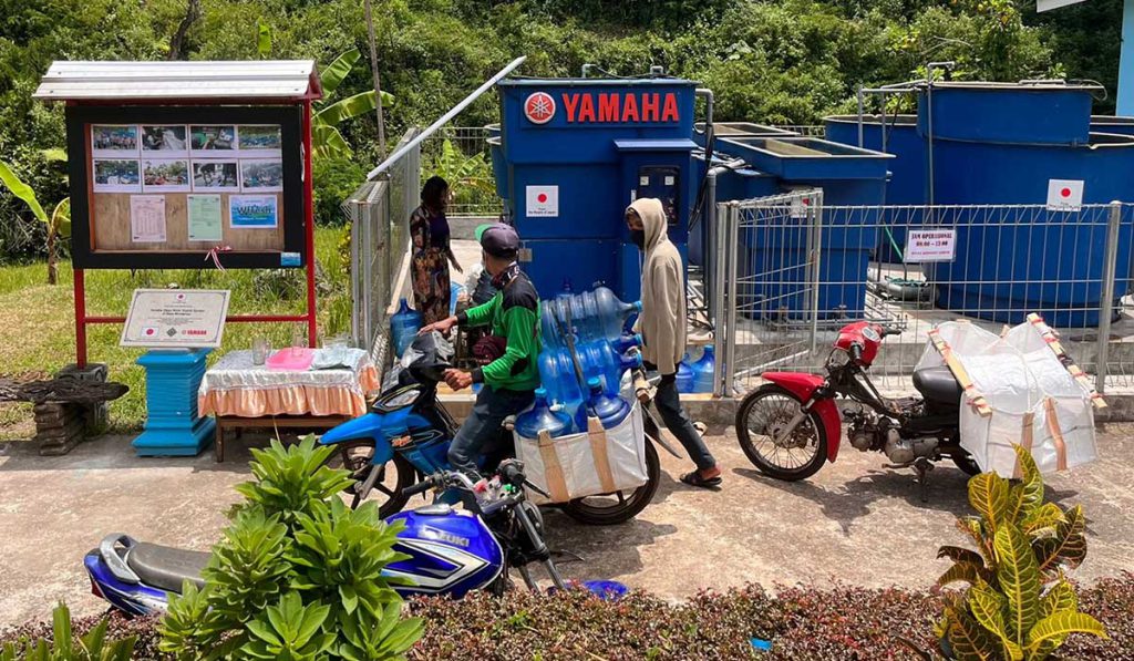 Tampak karyawan BUMDes mengirim galon dari unit penjernih air Wirotaman. (ws5) - Pemkab Malang Resmikan Penjernih Air Minum Desa Wirotaman, Hibah Pemerintah Jepang