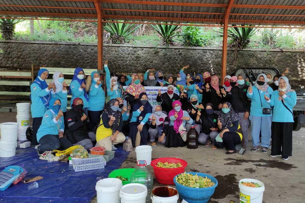 Tenaga pemilah sampah TPA, yang mengikuti sosialisasi dan praktek pembuatan eco enzyme. (ist) - Manfaatkan Afkiran Sayur dan Buah, Pegawai TPA Dilatih Buat Eco Enzyme