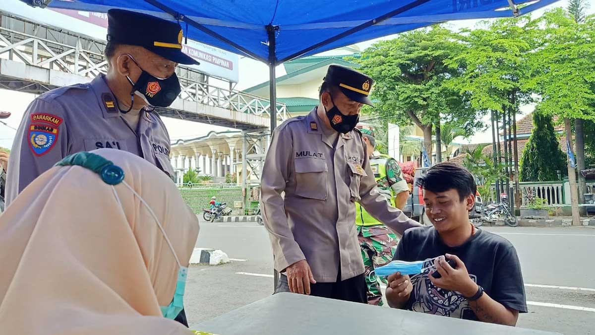 Tim Pamor Keris juga mengedukasi pada masyarakat tentang pentingnya untuk tetap mematuhi Prokes 5 M. (Memo X/mid) - Pamor Keris Gencar Tekan Penyebaran Omicron