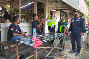 Tim Pamor Keris memberikan masker kepada masyarakat yang menerapkan protokol kesehatan. (ist) - Pamor Keris Kedungkandang Sasar Pusat Perbelanjaan dan Tongkrongan
