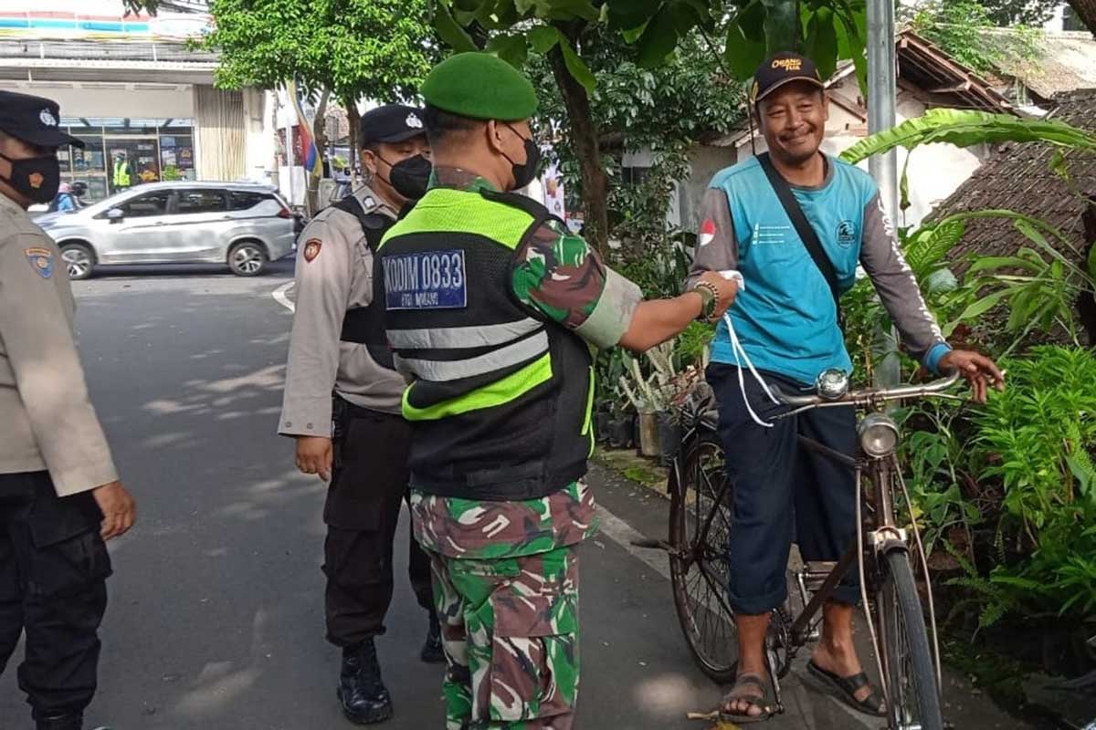 Tim Pamor Keris memberikan masker kepada pengguna jalan. (ist) - Tim Pamor Keris Sukun Sasar Kerumunan Jalan S. Supriyadi