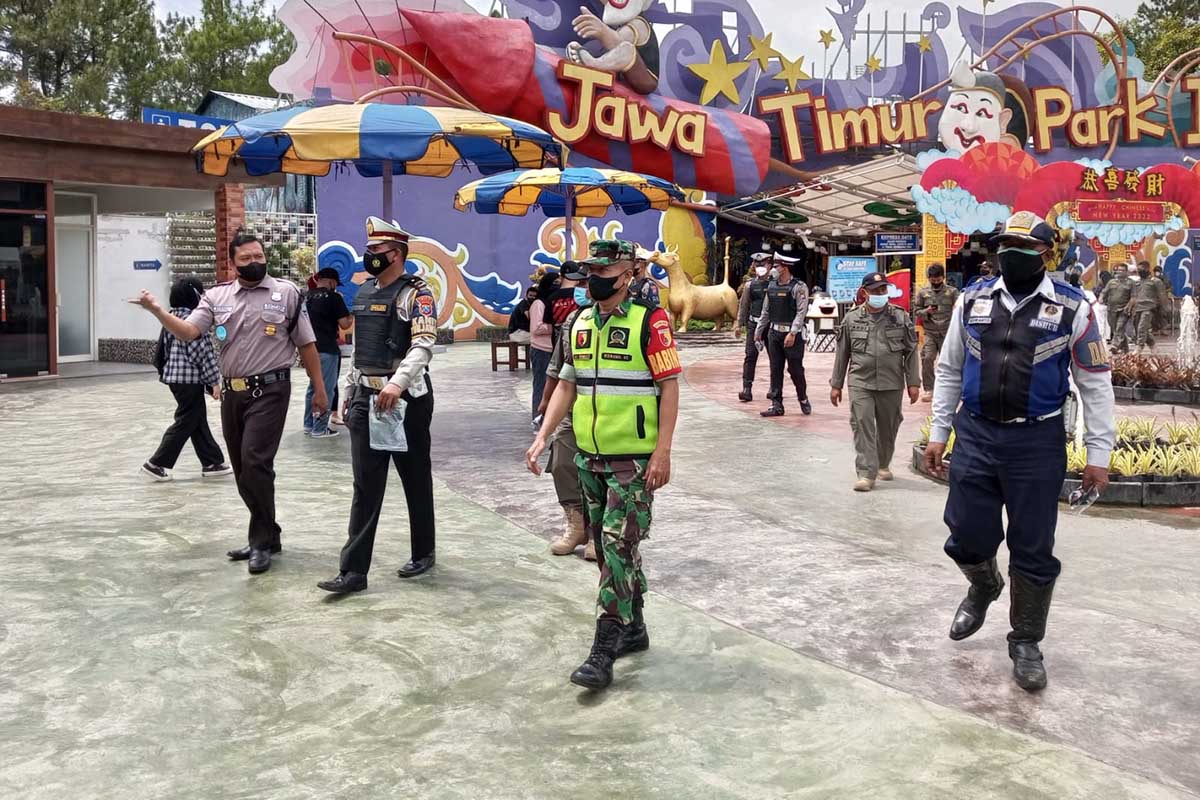Tim Pamor Keris patroli di Jatimpark 1. (ws3) - Libur Imlek di Batu, Pamor Keris Terus Buru Pelanggar Prokes