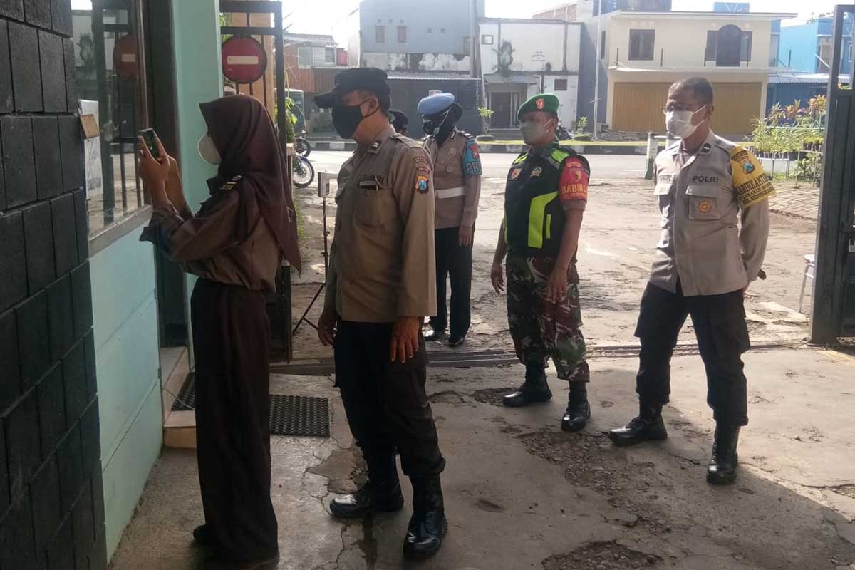 Tim Pamor Keris sidak SMK 6 Kota Malang mengecek penggunaan aplikasi PeduliLindungi. (ist) - Tim Pamor Keris Kedungkandang Sasar Sekolah dan Swalayan