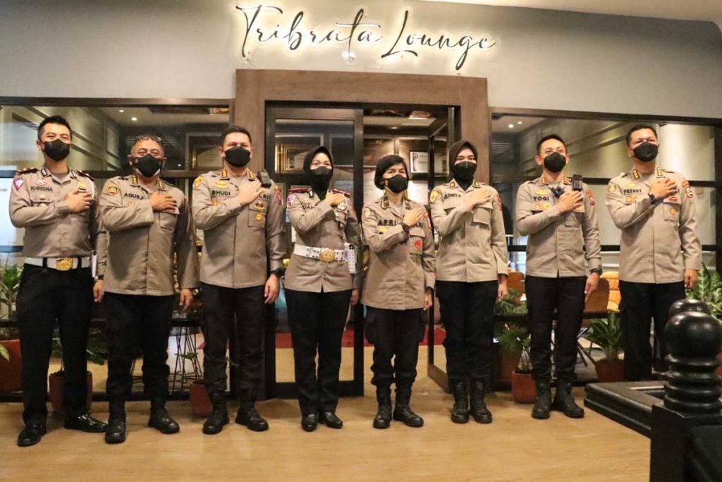 Tim Pusjarah bersama jajaran Polresta Makota. (ist) - Angkat Pahlawan Polisi Katjoeng Permadi ke Layar Lebar, Buher Tunggu ACC Polri