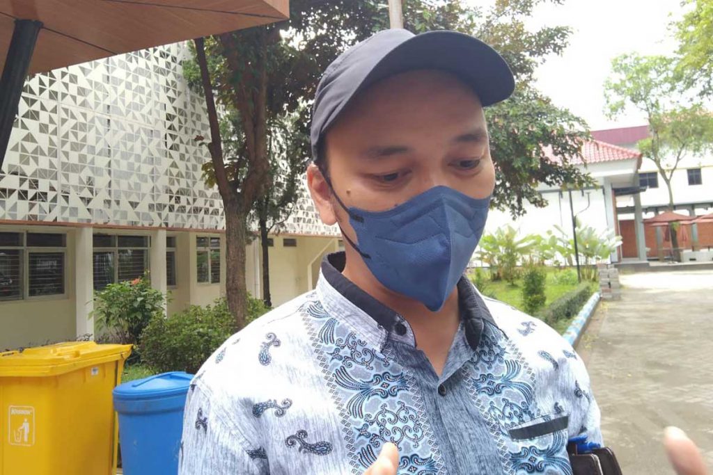 Tim Satgas Covid-19 UM, dr Erianto Fanani, menjelaskan update covid-19. (jaz) - Difasilitasi Kampus, Sembilan Civitas UM Positif Jalani Karantina di Safehouse Edelweis