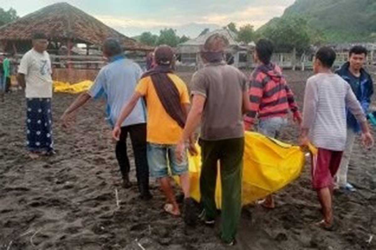 Tim mengevakuasi jasad korban terakhir Ritual Pantai Payangan, Desa Sumberejo, Kecamatan Ambulu. (ist) - Total 11 MD, Usai Tim Gabungan Temukan Korban Terakhir Ritual Pantai Payangan