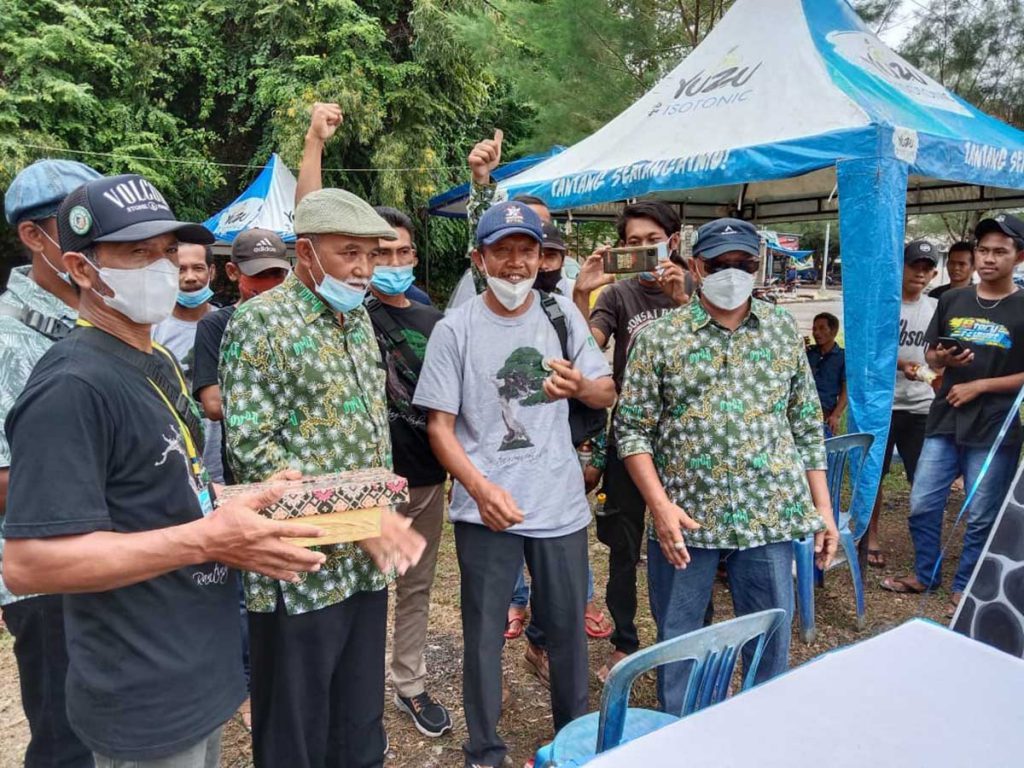 Tokoh masyarakat Sendang Biru, Budi Ismiyanto mendampingi perwakilan PPBI Kabupaten Malang, Asmo’i. (sur) - Bertanjuk Bumi Al-Bakor, Dongkrak Pariwisata  dan Perikanan - Pamnas Bonsai Sendang Biru Sumawe