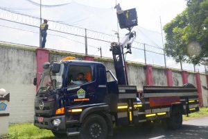 Truk DLH Kota Malang pasang jaring-jaring di dinding Lapas Kelas I Malang, antisipasi lemparan narkoba. (ist) - Pasang Jaring-jaring Dinding, Lapas Kelas I Malang-DLH Antisipasi Lemparan Narkoba