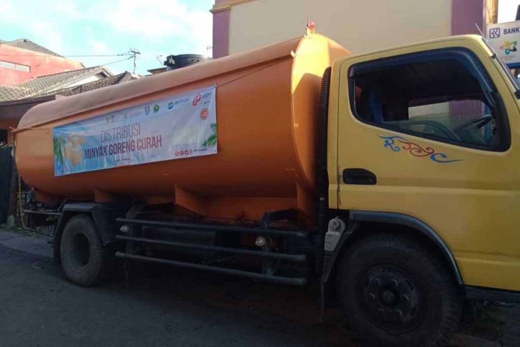 Truk pengangkut minyak curah, sebelum dialirkan ke ruang penyimpanan minyak. (ws4) - Pelaku IKM Kampung Sanan Sambut Baik Harga Minyak Bersubsidi
