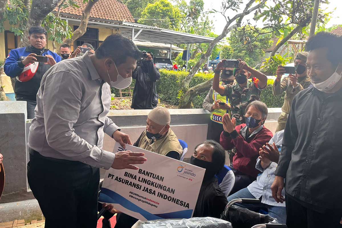 Wakil Bupati Malang, Drs Didik Gatot Subroto, simbolis memberikan bansos kepada penyandang disabilitas. (ws5) - Pemkab Malang Salurkan Bansos Disabilitas, Wabup: Tidak Akan Salurkan Sembako