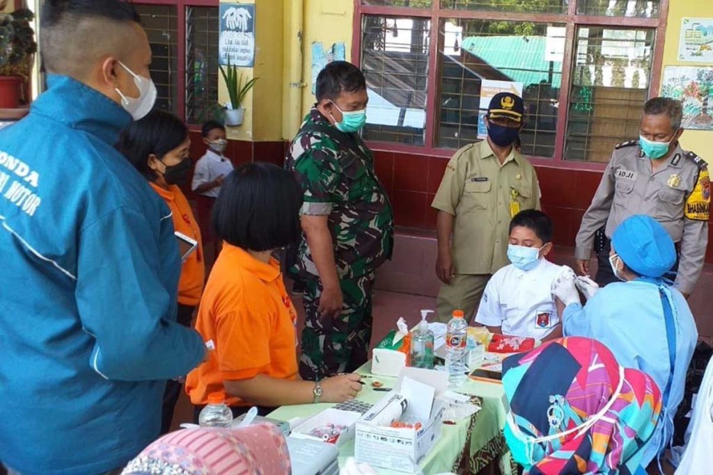 Vaksinasi anak di SDK Marsudisiwi. (ist) - Bung Edi Tinjau Isoter SKB