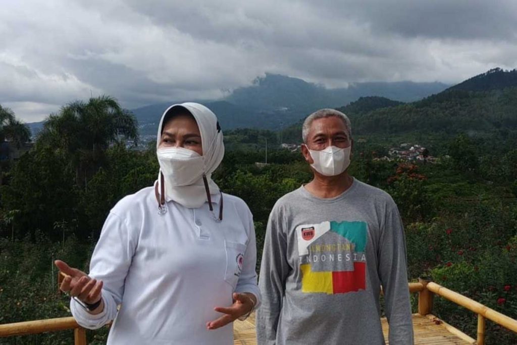 Wali Kota Batu Dewanti Rumpoko, bersama Nur Aziz, petani Mawar Desa Gunungsari. (ws3) - Wali Kota Batu Apresiasi Wisata Petik Mawar di Gunungsari