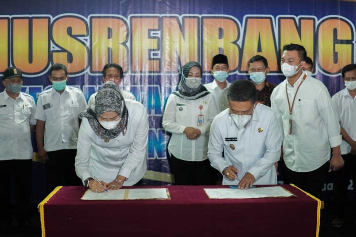 Wali Kota Batu, Hj Dewanti Rumpoko dan Wakil Wali Kota Batu, H. Punjul Santoso, menandatangani hasil Musrenbang. (ist) - 87 Usulan Masuk Musrenbang Kecamatan Junrejo, Mayoritas Program Fisik