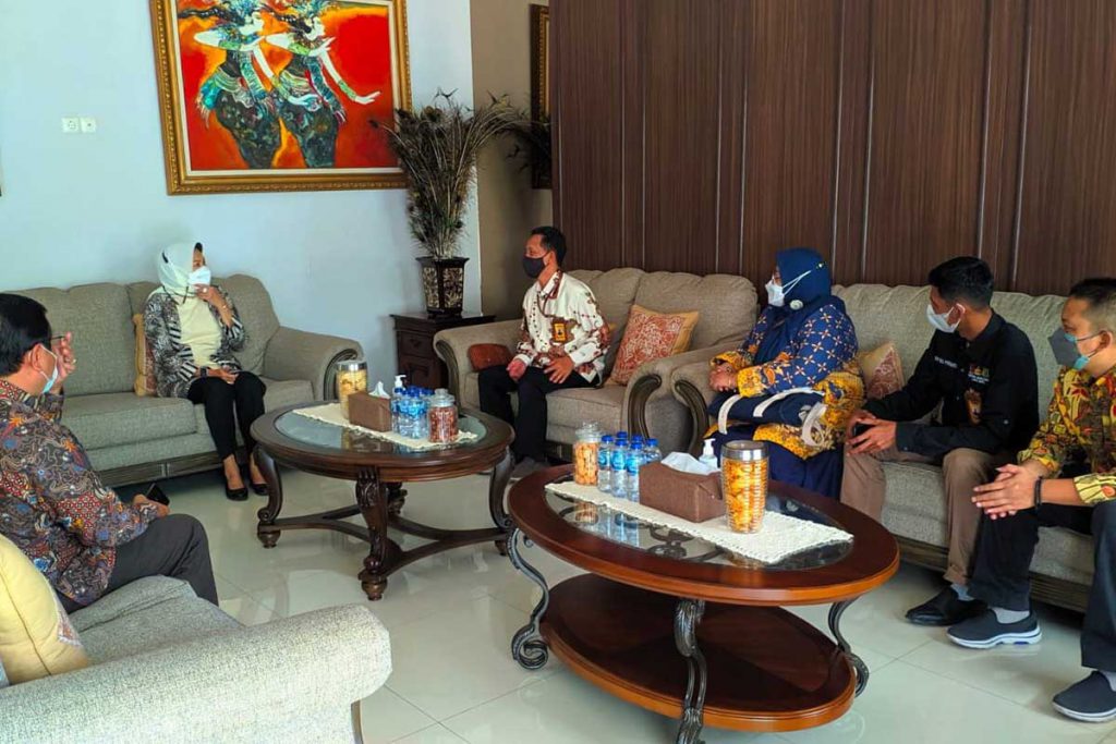 Wali Kota Batu berdialog dengan Bawaslu dan Bakesbangpol. (ws3) - Bawaslu Kota Batu Resmi Ajukan Anggaran Pilwali Rp7,6 Miliar