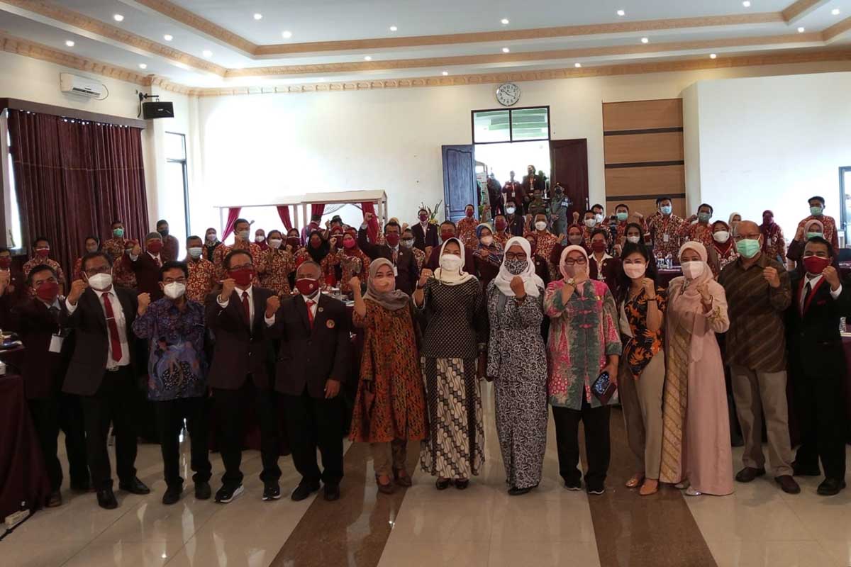 Wali Kota Batu berfoto bersama peserta Musda Ke-V PPNI. (ws3) - Usung Jargon Berkah, Musda Ke-V PPNI Kota Batu Dihelat