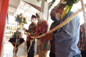 Wali Kota Batu bersama Direktur Bank Jatim, meresmikan gedung Among Karya. (ws3) - Warga Batu Kini Punya Gedung Pelatihan Publik 'Among Karya'