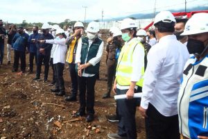 Wali Kota Batu meninjau area proyek Pasar Induk Batu Among Tani. (ws3) - Groundbreaking Pasar Induk Among Tani Batu, Dewanti Minta Doa Pembangunan Lancar