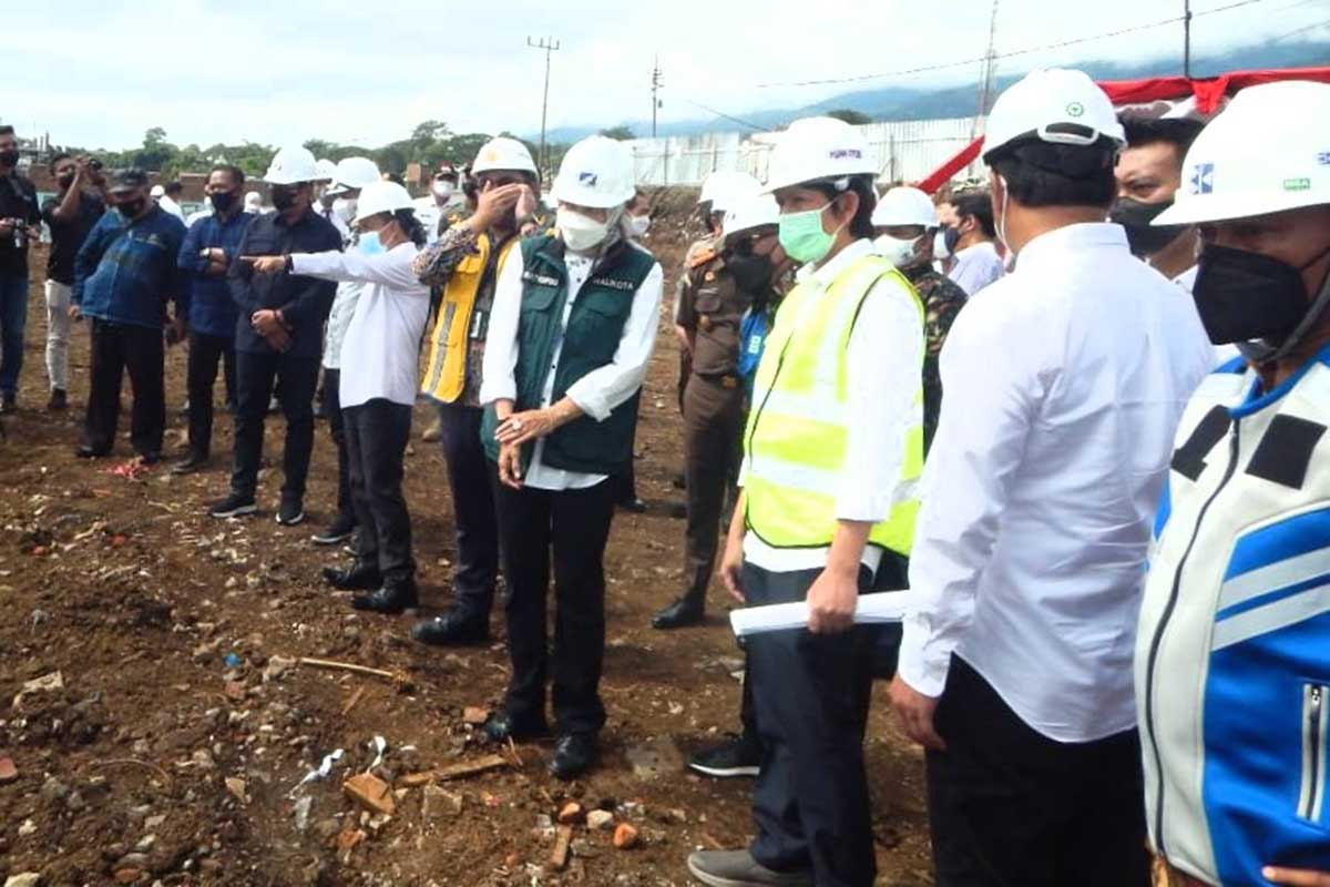 Wali Kota Batu meninjau area proyek Pasar Induk Batu Among Tani. (ws3) - Groundbreaking Pasar Induk Among Tani Batu, Dewanti Minta Doa Pembangunan Lancar
