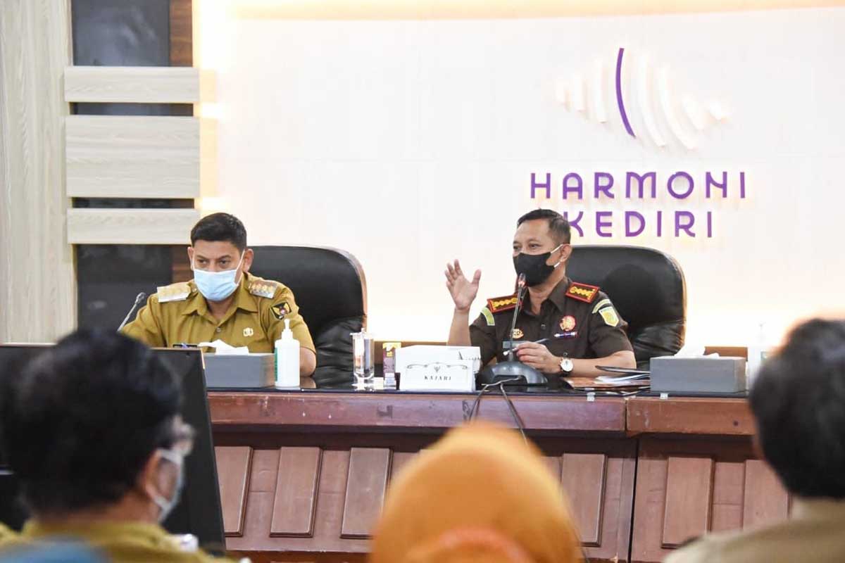 Wali Kota Kediri dan Kepala Kejaksaan Negeri Kota Kediri memberikan arahan dalam Sosialisasi Kegiatan Pengamanan Pembangunan Strategis, Senin (7/2). (Memo X/mid) - Sosialisasi Kegiatan Pengamanan Pembangunan Strategis - Wali Kota dan Kajari Beri Arahan