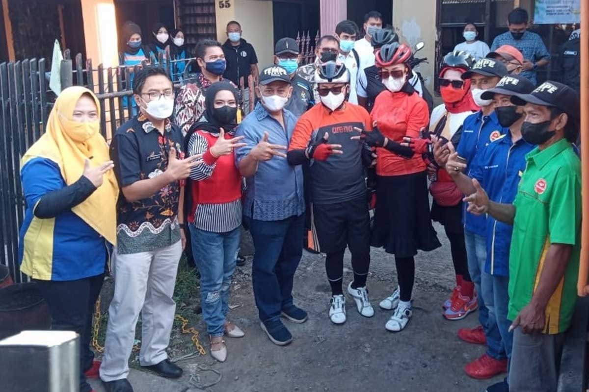 Wali Kota Malang, Sutiaji, berfoto bersama usai mengunjungi tempat penyimpanan minyak, di sentra industri keripik tempe Sanan. (ws4) - Pemkot Malang Distribusikan Bantuan 8.000 Liter Migor, Bantu IKM Sanan Tetap Produktif