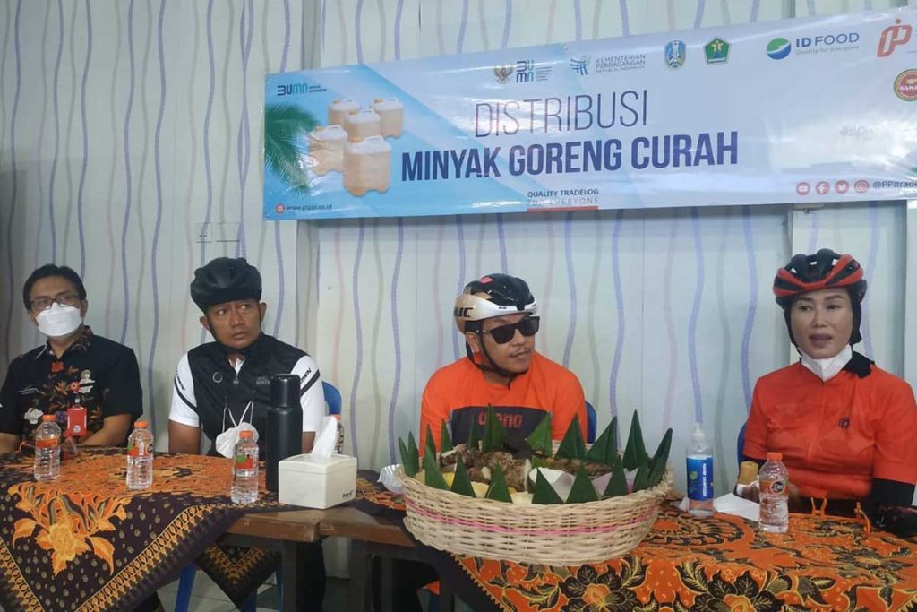 Wali Kota Malang, Sutiaji, dan jajarannya, berbicang dengan pelaku IKM Sanan. (ws4) - Pemkot Malang Distribusikan Bantuan 8.000 Liter Migor, Bantu IKM Sanan Tetap Produktif