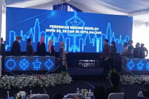 Wali Kota Malang, Sutiaji, memencet tombol touchscreen tanda peresmian gedung SMPN 28, 29 dan 30. (ws4) - Usai Diresmikan, Gedung SMPN 28, 29 dan 30 Siap Digunakan