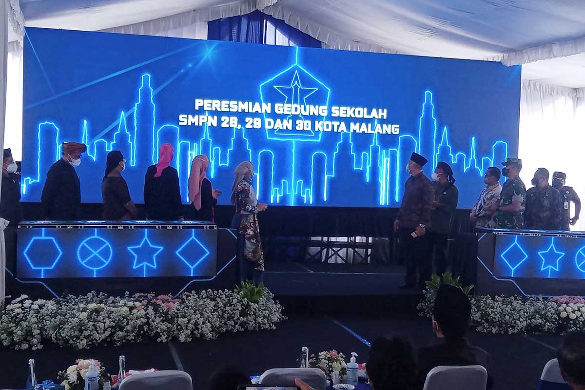 Wali Kota Malang, Sutiaji, memencet tombol touchscreen tanda peresmian gedung SMPN 28, 29 dan 30. (ws4) - Usai Diresmikan, Gedung SMPN 28, 29 dan 30 Siap Digunakan