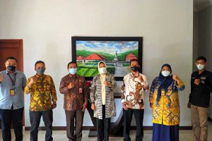 Wali Kota bersama Bawaslu dan Bakesbangpol. (ws3) - Bawaslu Kota Batu Resmi Ajukan Anggaran Pilwali Rp7,6 Miliar