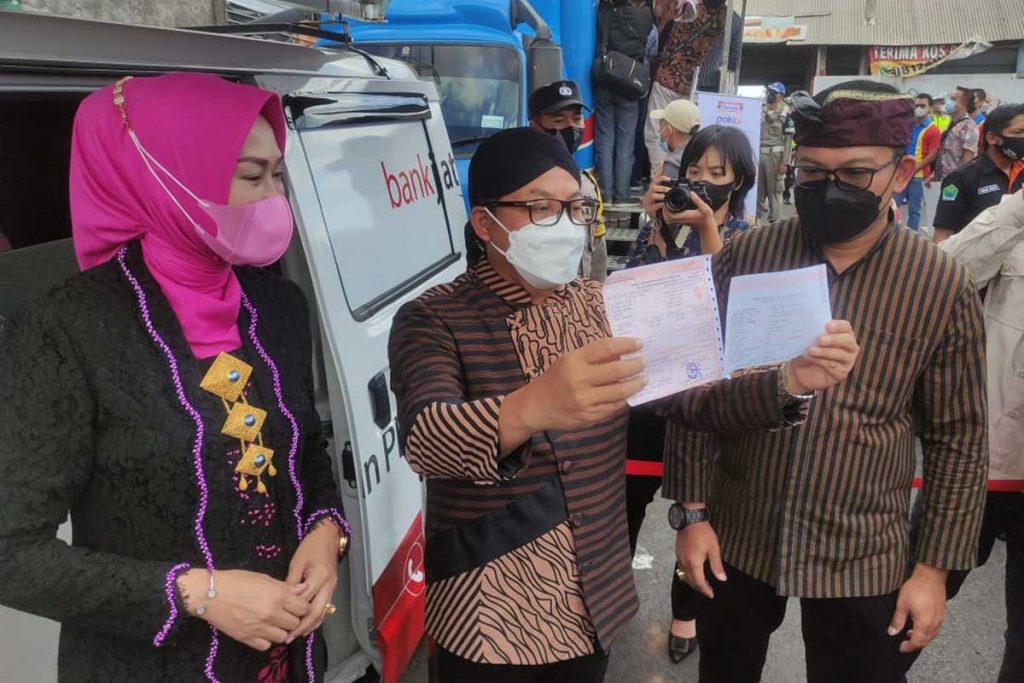 Walikota Malang, Drs H Sutiaji, membayarkan pajaknya lebih awal. (rhd) - Launching SPPT PBB 2022, Bapenda Resmikan Aplikasi Persada Demi Tingkatkan PAD